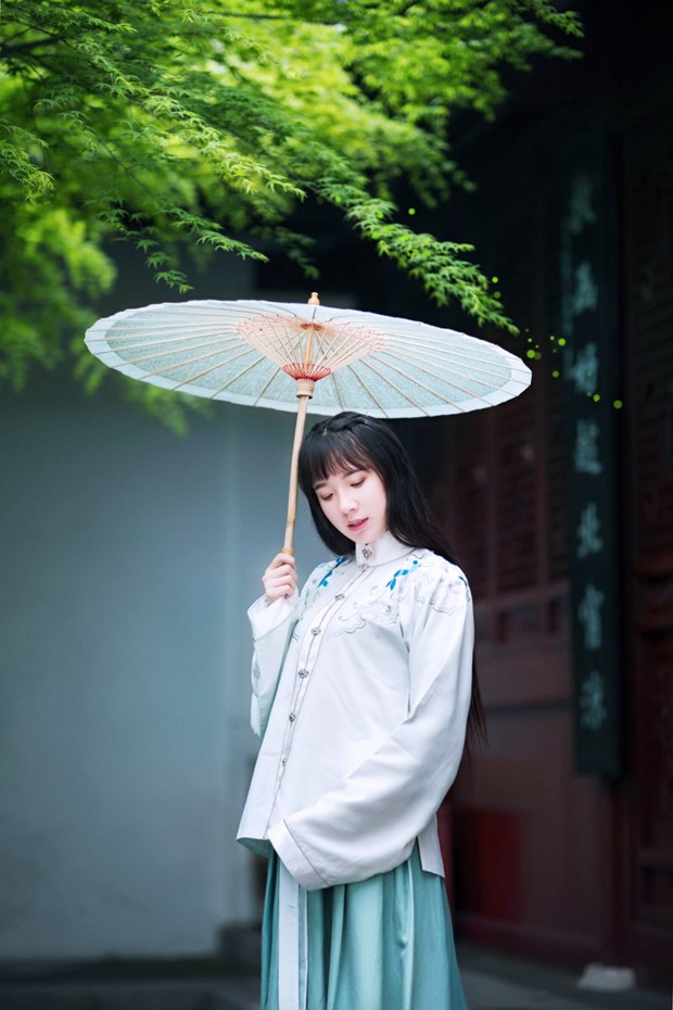 打伞的气质古装小清新美女的唯美图片欣赏_WWW.TQQA.COM