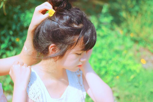 眼里充满故事的唯美小清新女生写意美图_WWW.TQQA.COM
