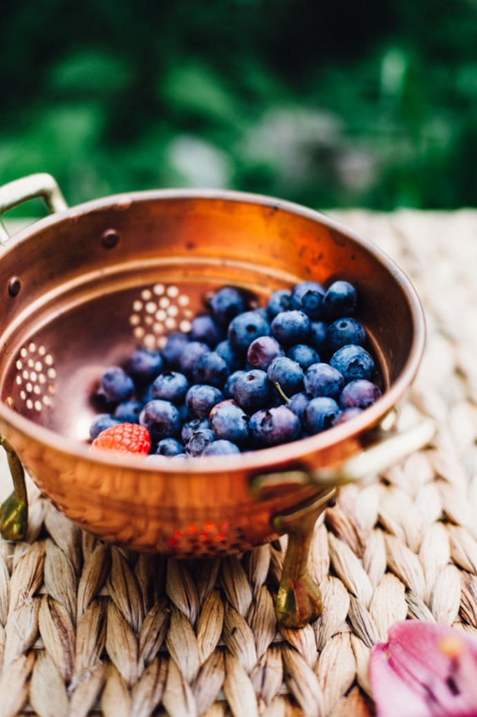 盘子中的水果意境唯美图片_WWW.TQQA.COM