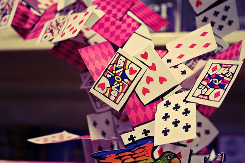 只剩下卡牌陪她阅尽每一场独白_WWW.TQQA.COM