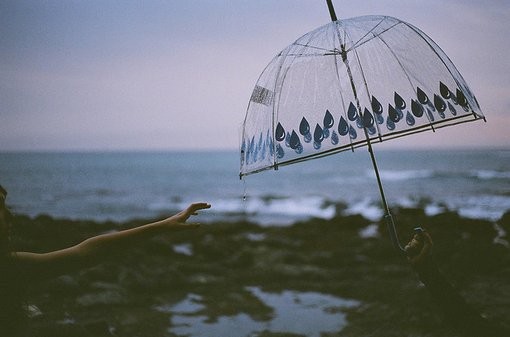 意境又唯美的下雨天的雨伞小清新图片分享_WWW.TQQA.COM
