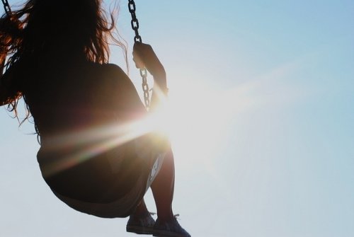 孤单时，仍要守护心中的思念_WWW.TQQA.COM