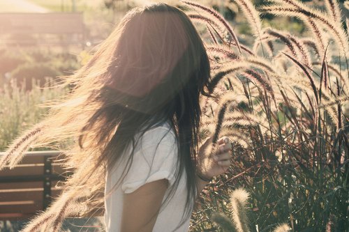 因为某个人的微笑，阳光就明媚起来_WWW.TQQA.COM