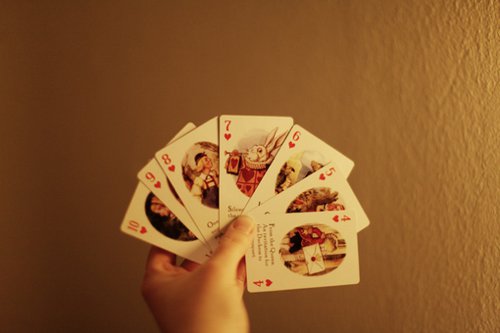 只剩下卡牌陪她阅尽每一场独白_WWW.TQQA.COM