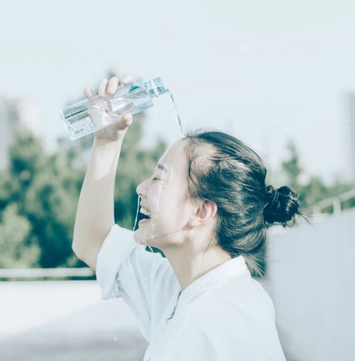 给人治愈系感觉的微笑女生小清新唯美图片，笑_WWW.TQQA.COM