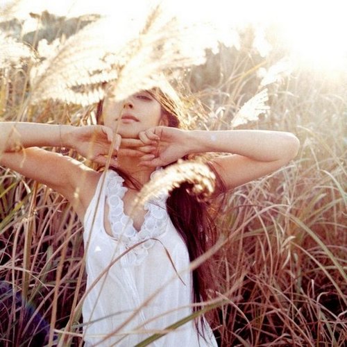 因为某个人的微笑，阳光就明媚起来_WWW.TQQA.COM