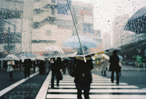 和下雨天与雨伞有关的灰色调伤感唯美图片_WWW.TQQA.COM