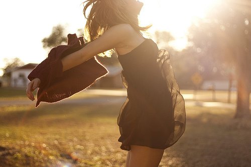 因为某个人的微笑，阳光就明媚起来_WWW.TQQA.COM