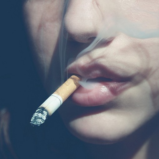 忧郁伤感范儿的抽着烟的小清新女生唯美图片整_WWW.TQQA.COM