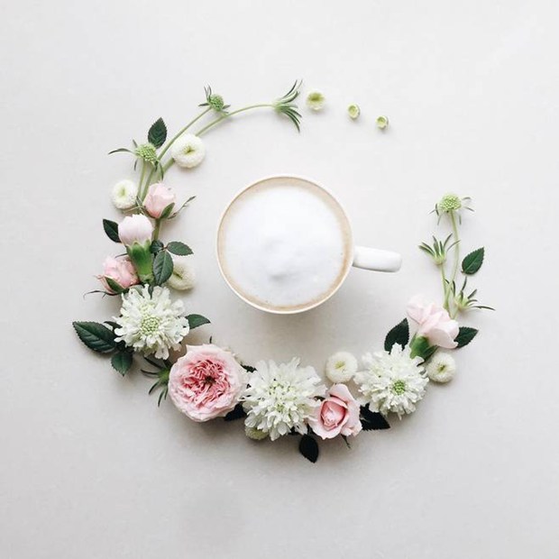 一杯咖啡与鲜花的唯美美图图片_WWW.TQQA.COM