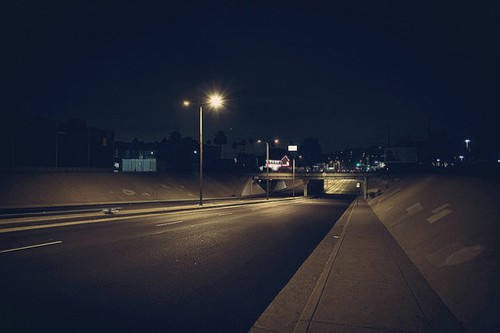 唯美的夜景文艺清新图片横图，一条孤独行走的_WWW.TQQA.COM