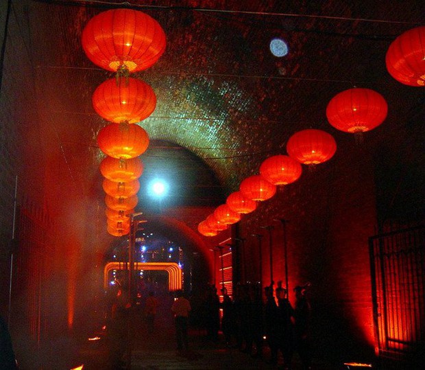 古典中国风的大红灯笼高高挂唯美图片_WWW.TQQA.COM