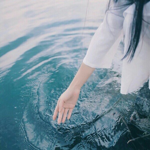 一组关于女生与海的唯美小清新人物图片_WWW.TQQA.COM