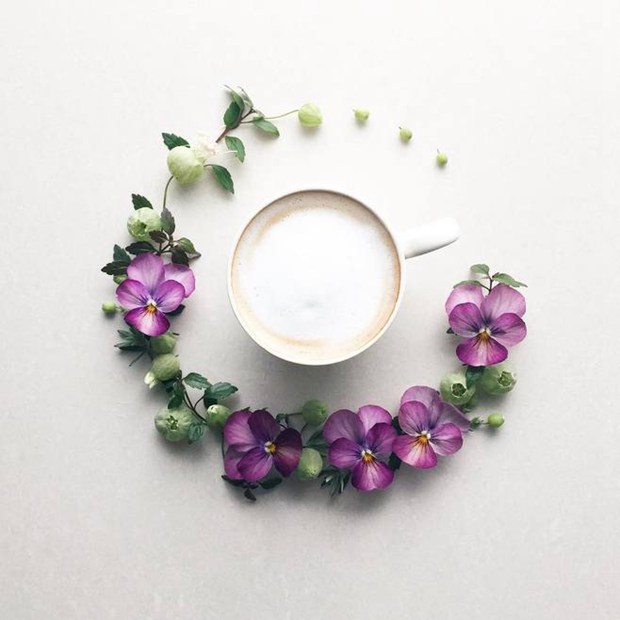 一杯咖啡与鲜花的唯美美图图片_WWW.TQQA.COM