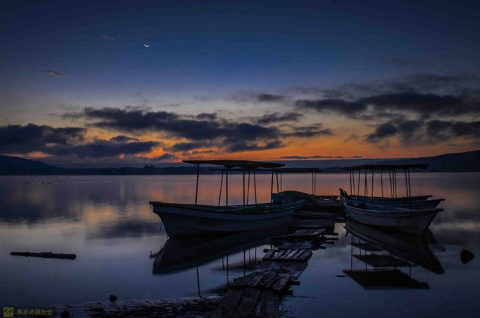 黄昏后的美丽海边风景图片_WWW.TQQA.COM