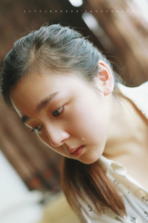 泪的独自告白  流泪女生lomo图片_WWW.TQQA.COM