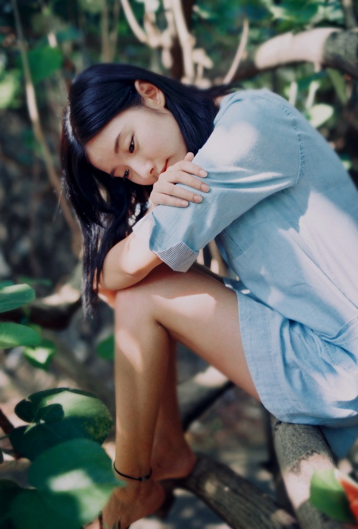 抱着腿的小清新美女图片_WWW.TQQA.COM