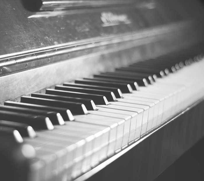 优美意境的弹钢琴美图图片_WWW.TQQA.COM