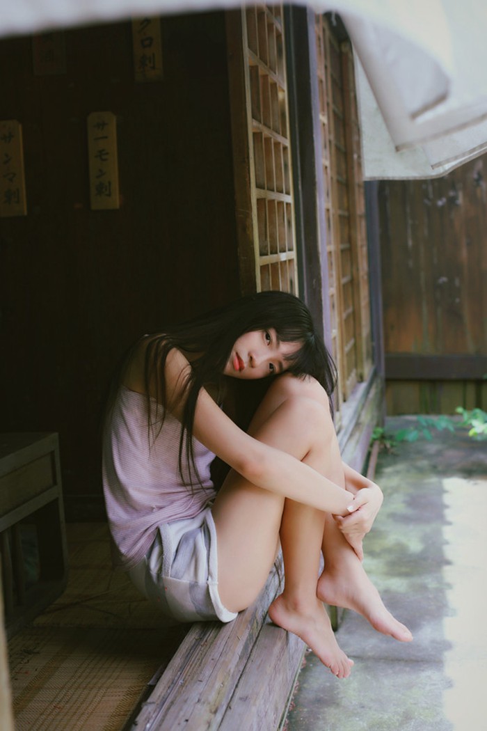 抱着腿的小清新美女图片_WWW.TQQA.COM