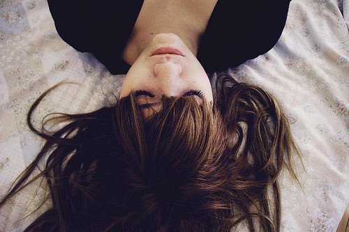 不经意的一瞥 甜美的小清新女生美图_WWW.TQQA.COM