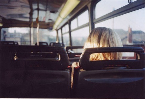在午后，坐上巴士去旅行_WWW.TQQA.COM