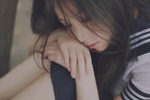 人活着就像在泥地上行走 伤感范美女图片_WWW.TQQA.COM