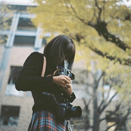 女生拿着相机四处游走的时候是最美的_WWW.TQQA.COM