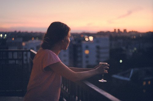 孤单时，仍要守护心中的思念_WWW.TQQA.COM