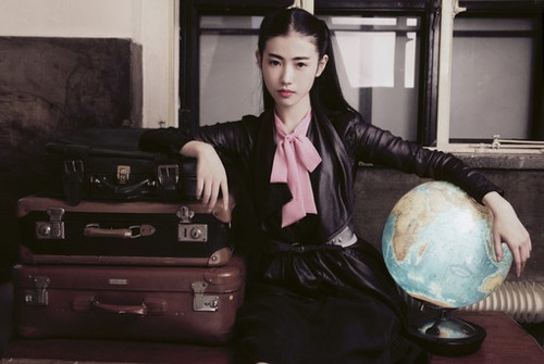 在夜中央的山谷，一人一片湖 唯美女生小清新图_WWW.TQQA.COM