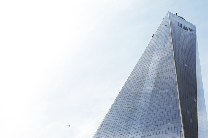 仰视的城市高楼建筑唯美图片_WWW.TQQA.COM