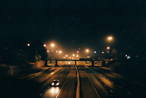 孤独的人看到会觉得很伤感的街道夜景唯美图片_WWW.TQQA.COM