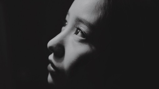 眼里充满故事的唯美小清新女生写意美图_WWW.TQQA.COM