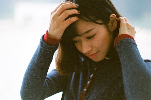在夜中央的山谷，一人一片湖 唯美女生小清新图_WWW.TQQA.COM