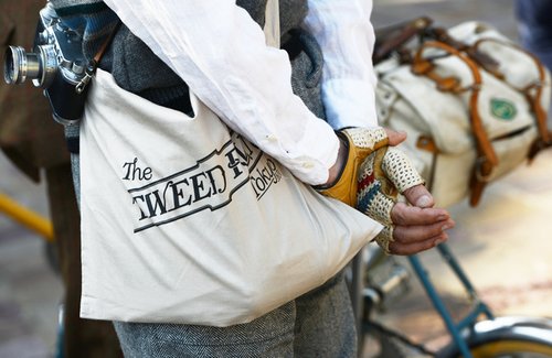 不再奢望一场盛世繁花的相遇_WWW.TQQA.COM