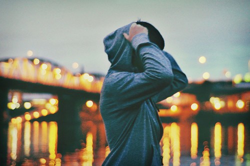 夜幕笼罩灿烂的一片灯海，多少人多少种无奈_WWW.TQQA.COM