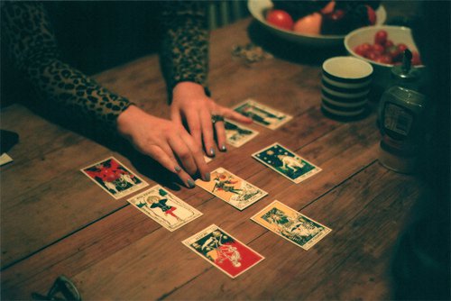 只剩下卡牌陪她阅尽每一场独白_WWW.TQQA.COM