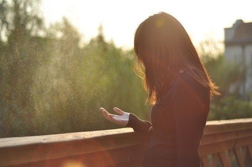 缘起时，一群人里，你只看到她_WWW.TQQA.COM