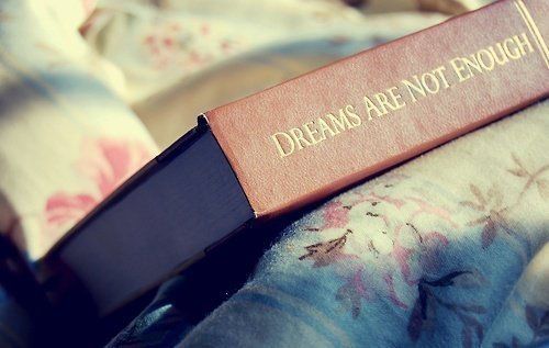 带上一本书，独自去旅行_WWW.TQQA.COM