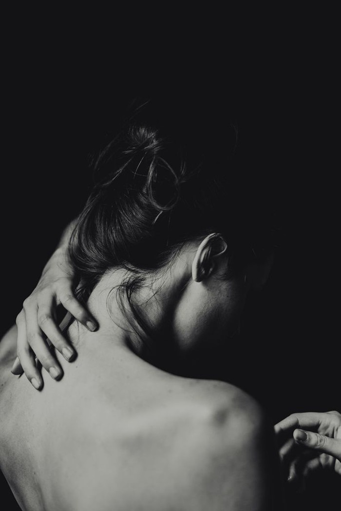 善良的只好难为自己_黑白文艺意境图片_WWW.TQQA.COM