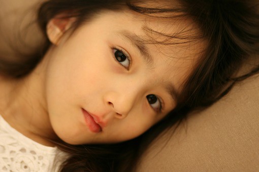 给人以清纯可爱感觉的小萝莉女生唯美图片_WWW.TQQA.COM