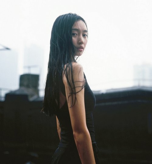 10张充满孤独感的女生小清新图片_WWW.TQQA.COM