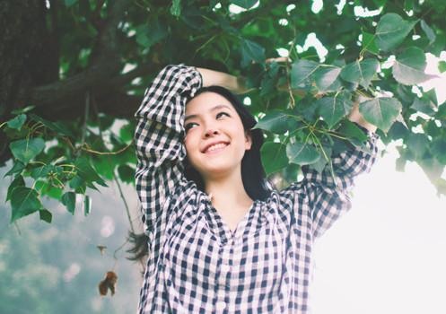 在夜中央的山谷，一人一片湖 唯美女生小清新图_WWW.TQQA.COM