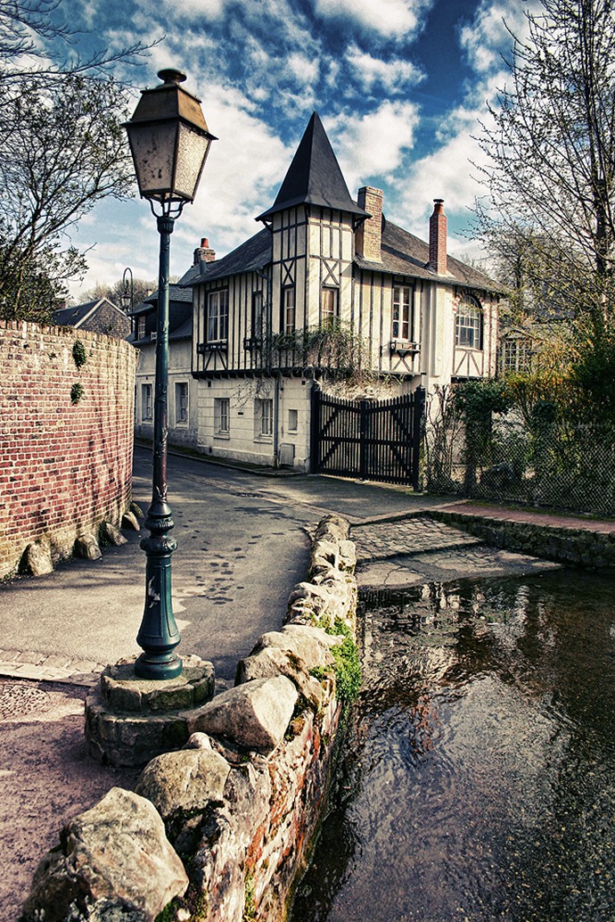 给人以光明的路灯唯美图片_WWW.TQQA.COM