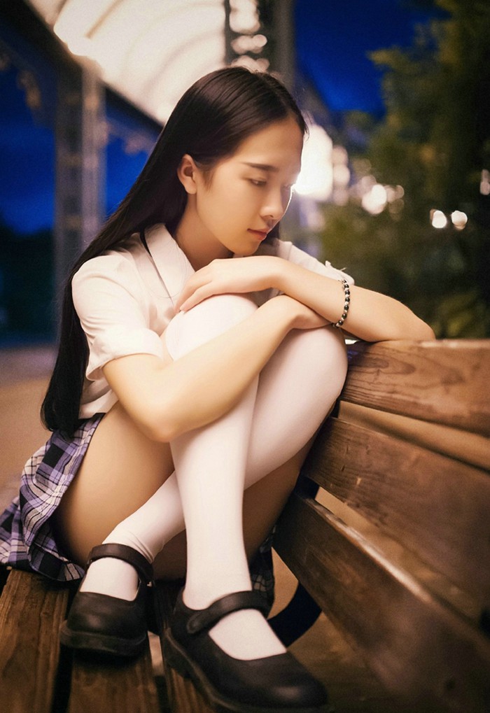 抱着腿的小清新美女图片_WWW.TQQA.COM