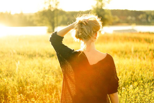 他说他很爱很爱你 暖色调小清新女生图片_WWW.TQQA.COM