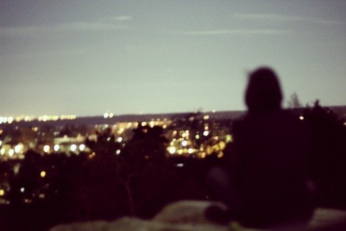 孤单时，仍要守护心中的思念_WWW.TQQA.COM