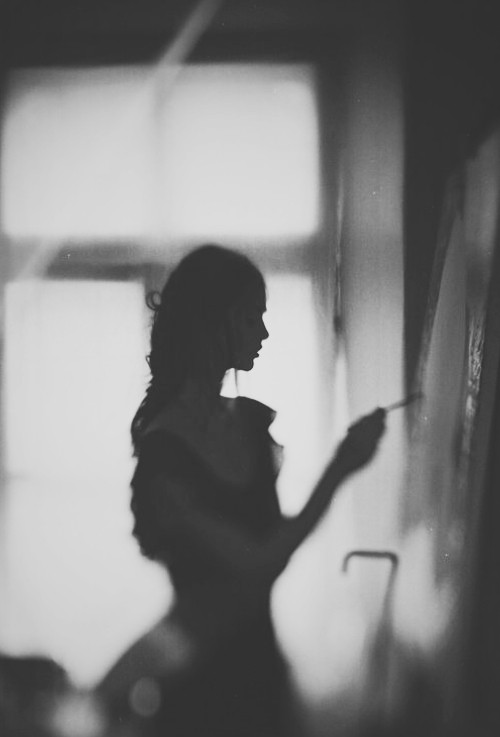 做个安静的女子_意境女生剪影小清新图片_WWW.TQQA.COM