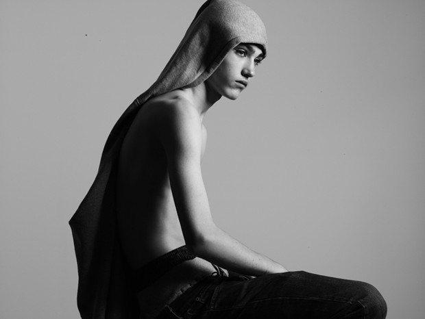 侧颜和正脸都很好看的小鲜肉男生唯美图片_WWW.TQQA.COM