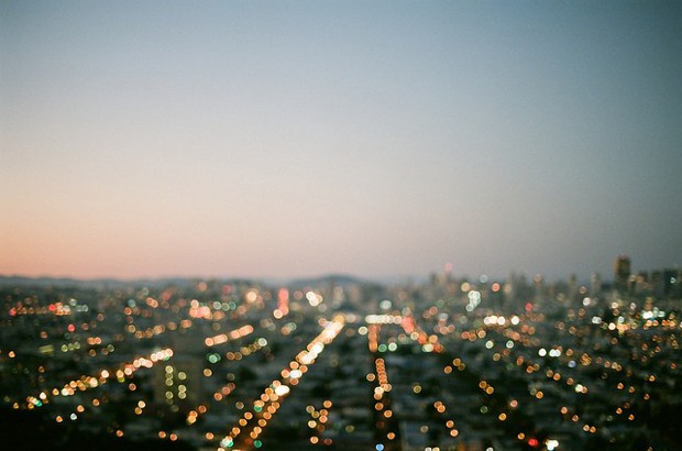 鸟瞰一座唯美安静的城市的美图图片_WWW.TQQA.COM
