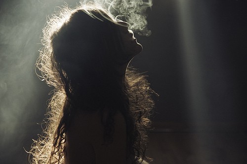 形单影只的意境唯美女生背影侧脸美图，还挺好_WWW.TQQA.COM